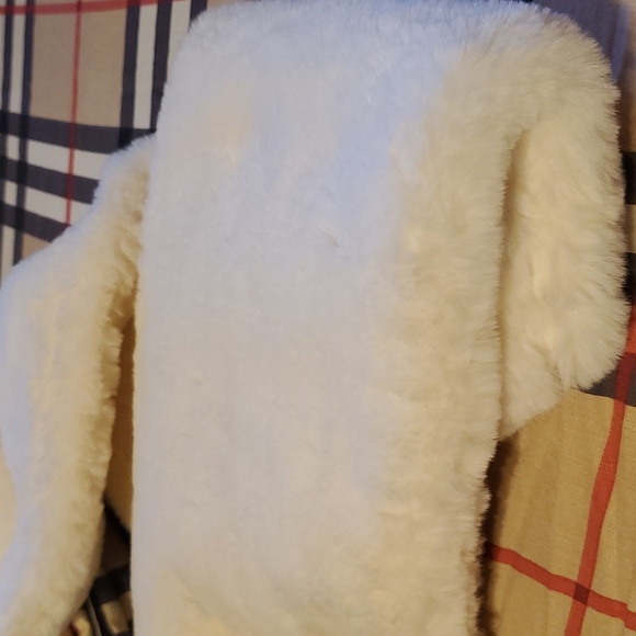 Infinite Faux Fur scarf with hood. - Picture 5 of 11